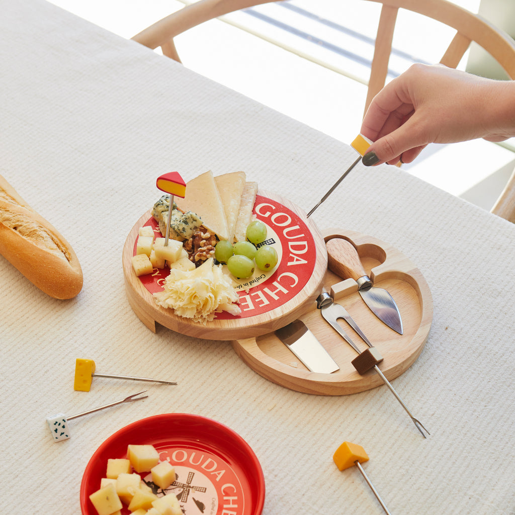 Tabla de quesos con utensilios Gouda
