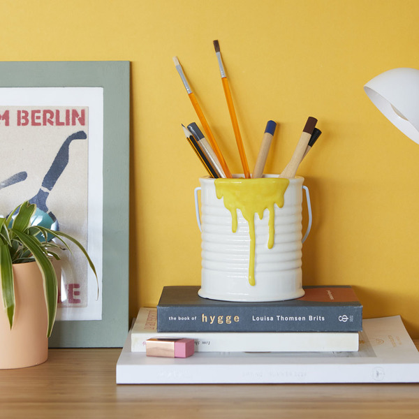 Portalápices Painty Amarillo de Balvi Gifts, ideal para organizar tu escritorio.