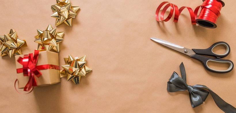 Noms pour plan de table de Noël · Motif emballage cadeau