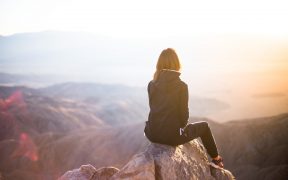 consejos para empezar bien el año. Chica observando el horizonte y pensando como empezar su año.