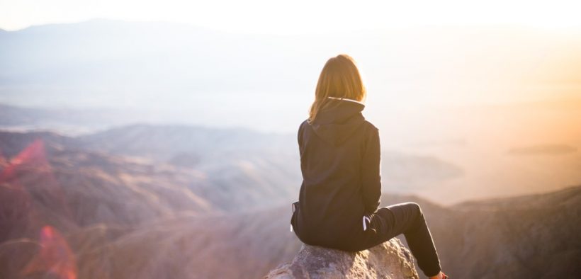 consejos para empezar bien el año. Chica observando el horizonte y pensando como empezar su año.