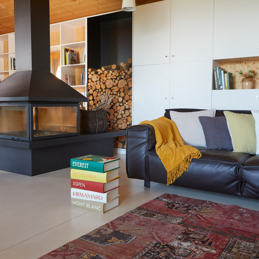 Mesa auxiliar Mountains Book Stack