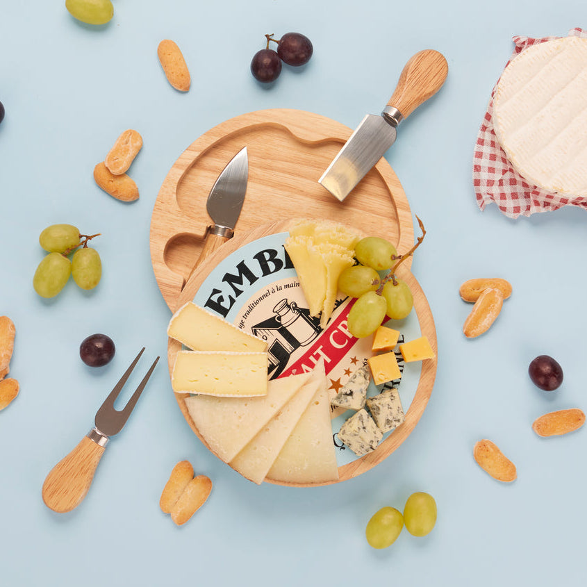 Camembert Käsebrett mit Utensilien